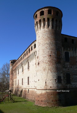 Monticelli dOngina (Piacenza, Italy). Castle (Pallavicino-Casali Rocca [Rocca Pallavicino-Casali]). South-East tower. 2009