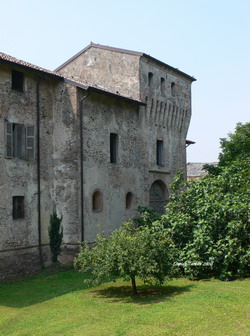 Gossolengo (Piacenza, Italia). Castello. Torre portaia. 2008