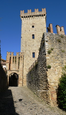 Vigoleno di Vernasca (Piacenza, Italia). Rocca (Castello). Ingresso Ovest e mastio. 2008