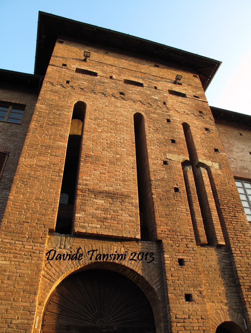 Piacenza (Emilia-Romagna – Italia). Cittadella Viscontea (Palazzo Farnese): torre d’ingresso Nord-Ovest. Davide Tansini. 2013. Fotografia digitale