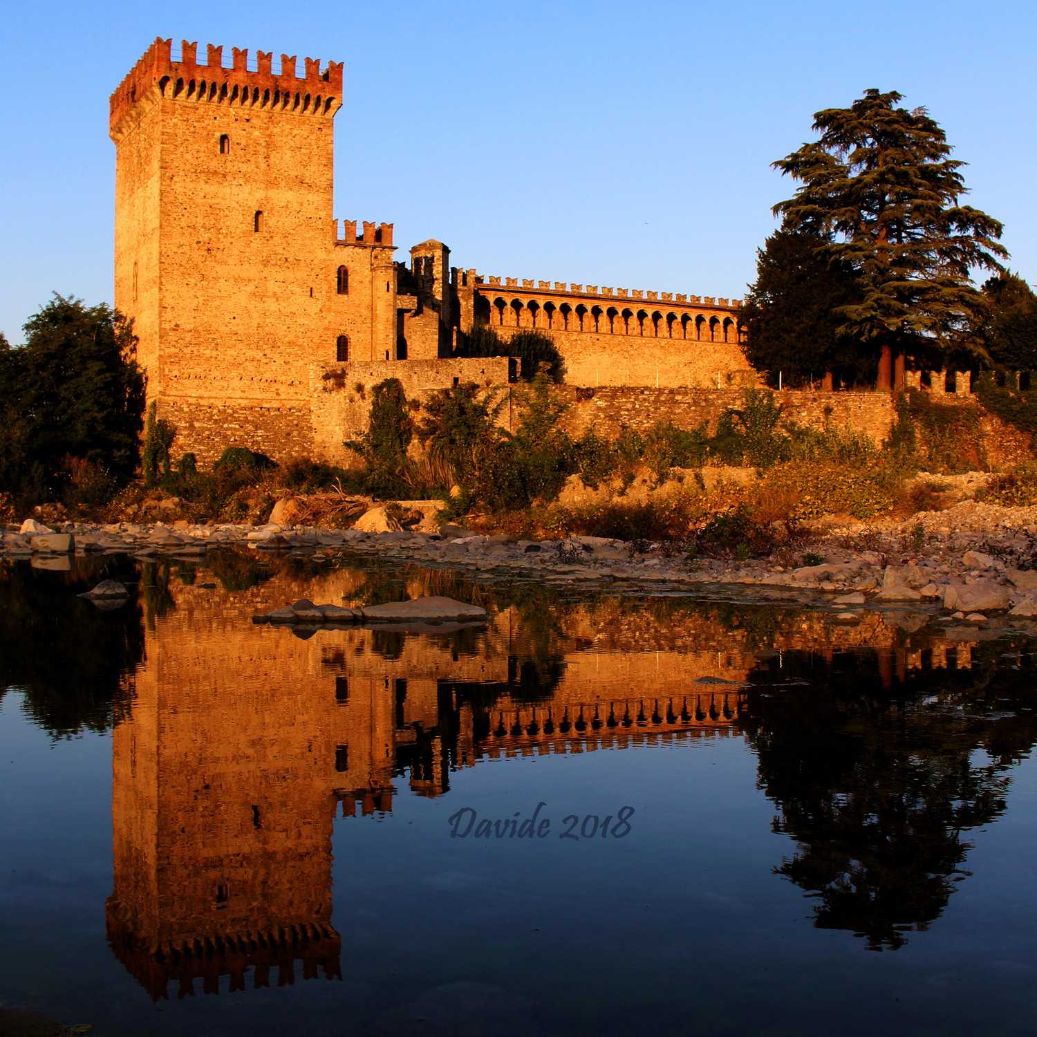 Riva (Ponte dell’Olio – Piacenza, Emilia-Romagna – Valnure, Italia). Castello e torrente Nure © Davide Tansini, 2018. Fotografia digitale