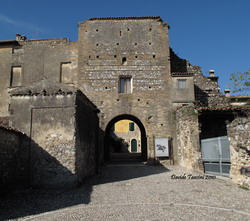 Pozzolengo (Brescia, Italia). Castello. Ingresso. 2010