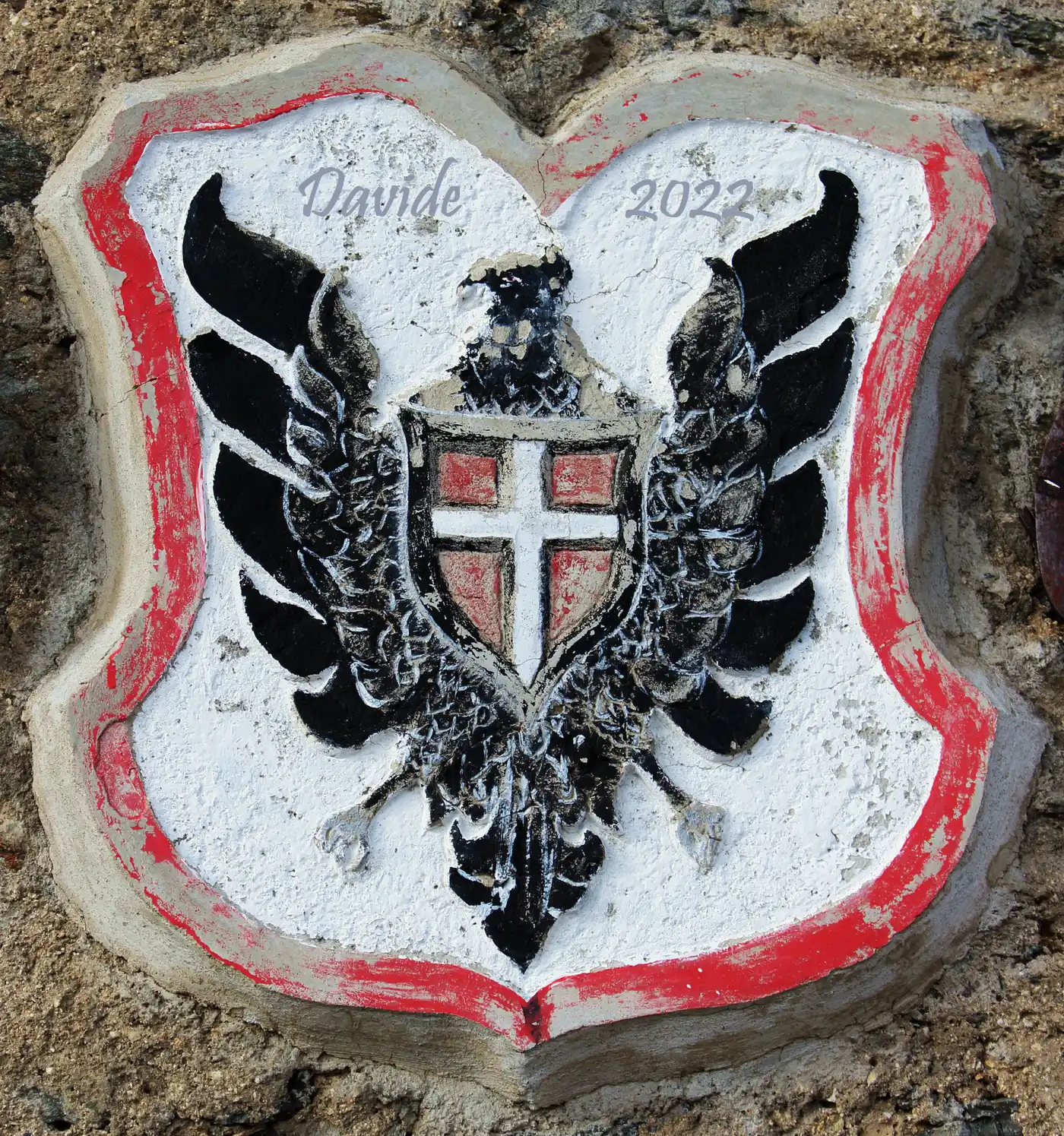 Anonimo (XX secolo), stemma sulla facciata Nord-Est del Rifugio Garibaldi al Dreisprachenspitze/Cima Garibaldi/Piz da las Trais Linguas, Anni ’60/’70 del XX secolo, murale. Bormio (Sondrio, Lombardia – Valtellina, Italia). Davide Tansini. Ottobre 2022. Fotografia digitale