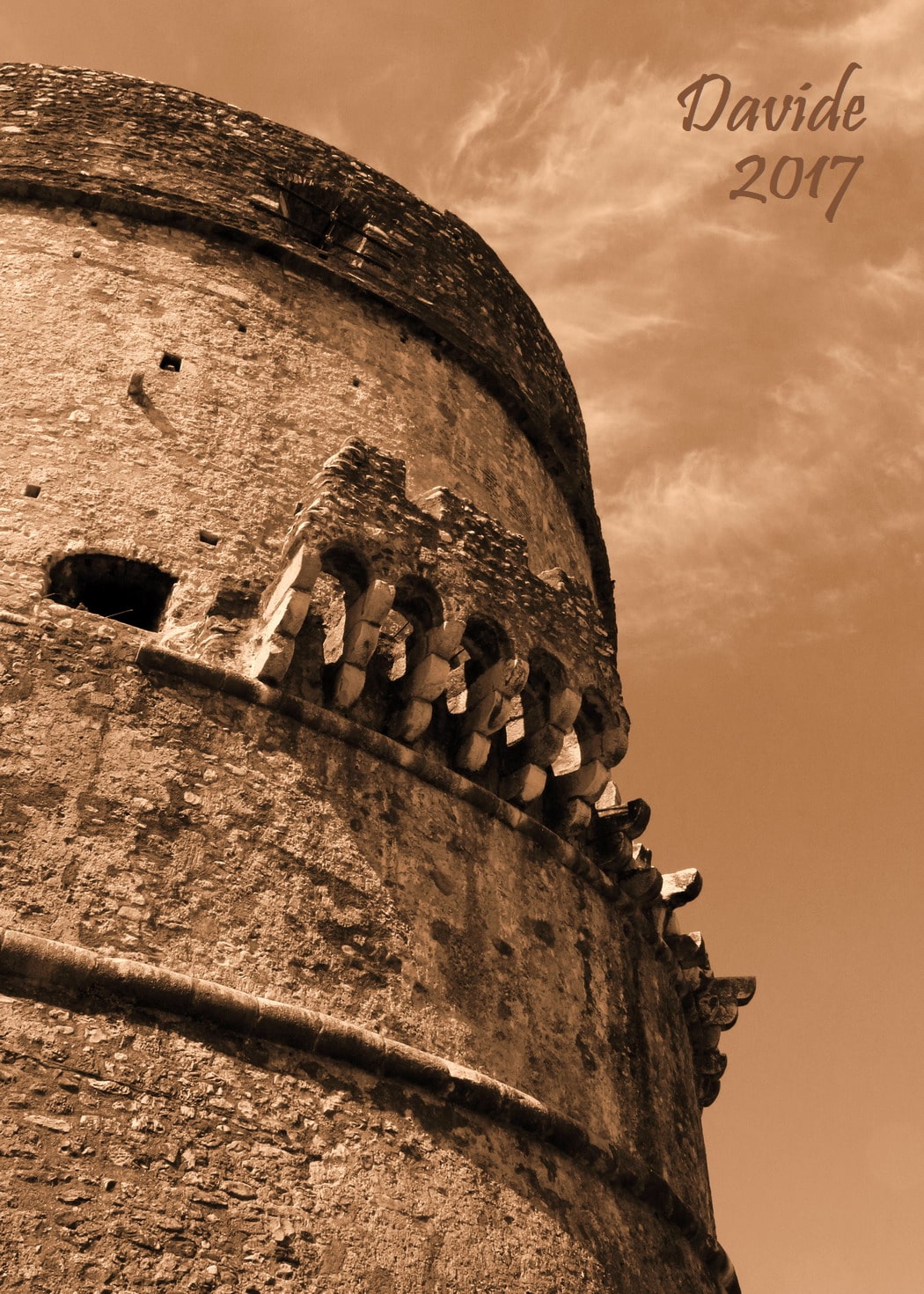 Avenza (Carrara – Massa e Carrara, Toscana – Lunigiana, Italia). Torre di Castruccio Castracani: fronte Sud-Est. Davide Tansini. 2017. Fotografia digitale