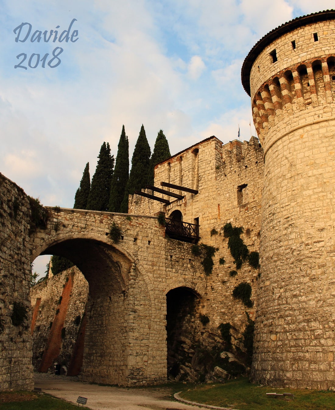 Brescia (Lombardia – Italia). Castello: Torre dei Prigionieri, Ponte Levatoio e Mastio. Davide. 2018. Fotografia digitale
