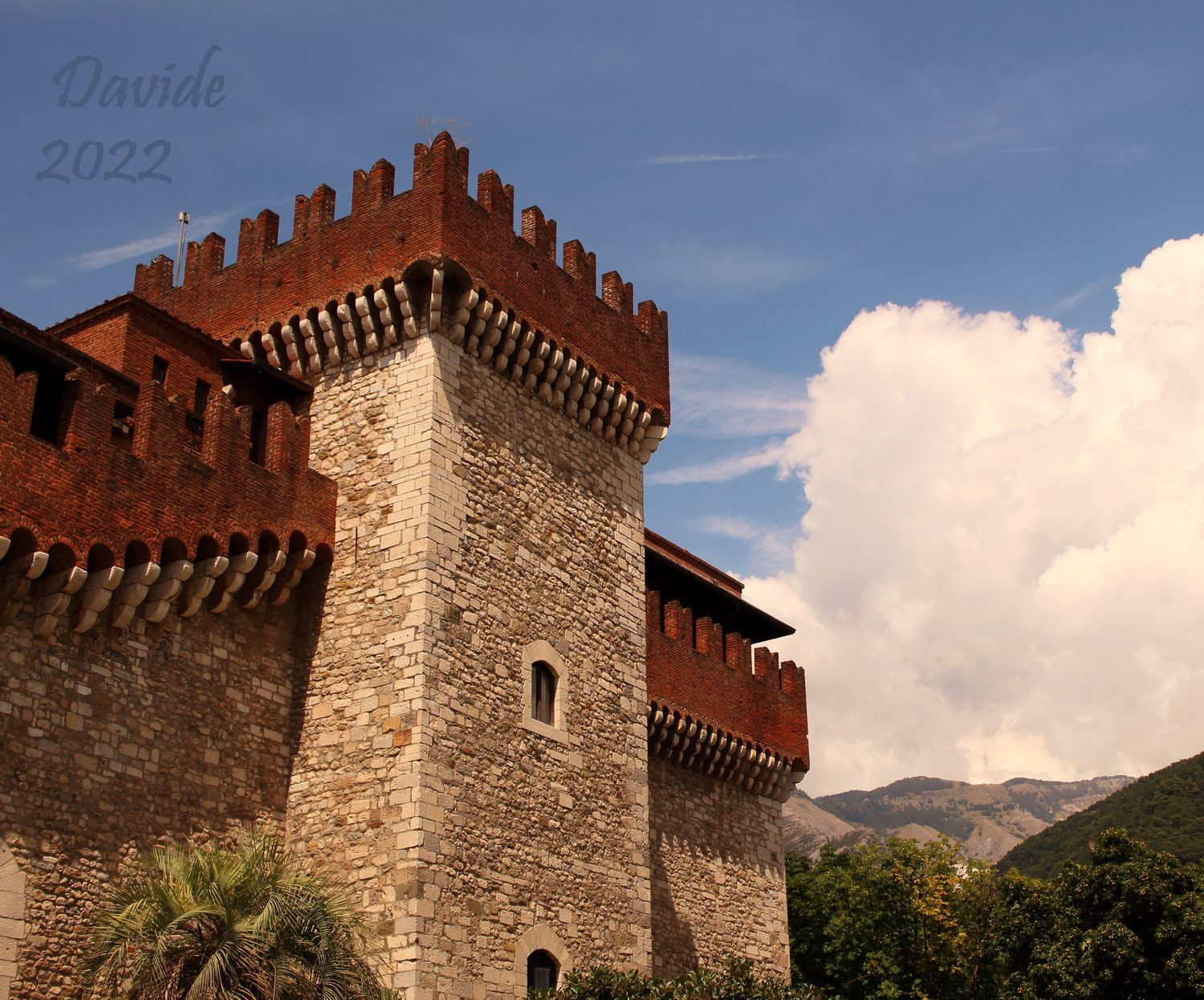 Carrara (Massa-Carrara, Toscana – Lunigiana, Italia). Castello Malaspina: torre e fronte Sud-Ovest. Davide Tansini. Luglio 2022. Fotografia digitale