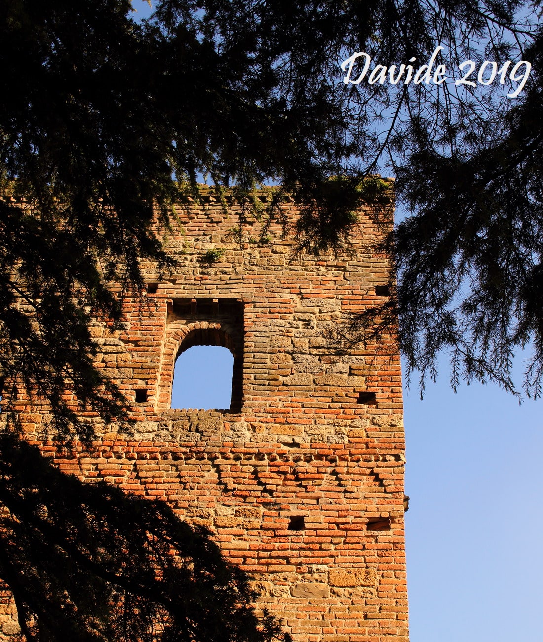 Castell’Arquato (Piacenza, Emilia-Romagna – Val d’Arda, Italia). Rocca Viscontea: finestra della torre Ovest. Davide Tansini. Aprile 2019. Fotografia digitale