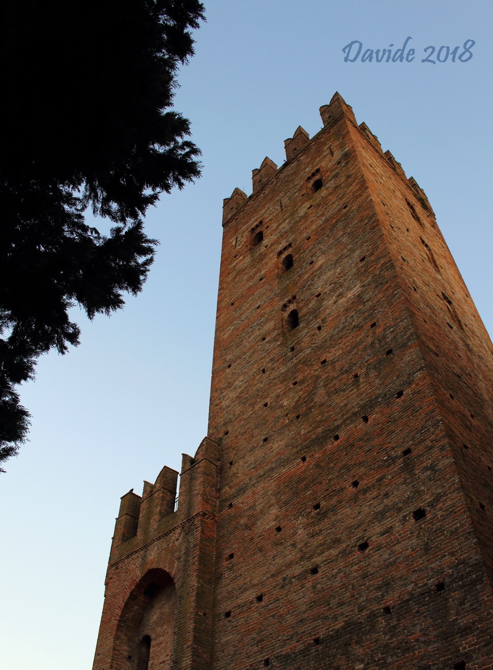 Castell’Arquato (Piacenza, Emilia-Romagna – Val d’Arda, Italia). Rocca Viscontea: mastio. Davide Tansini. Novembre 2018. Fotografia digitale