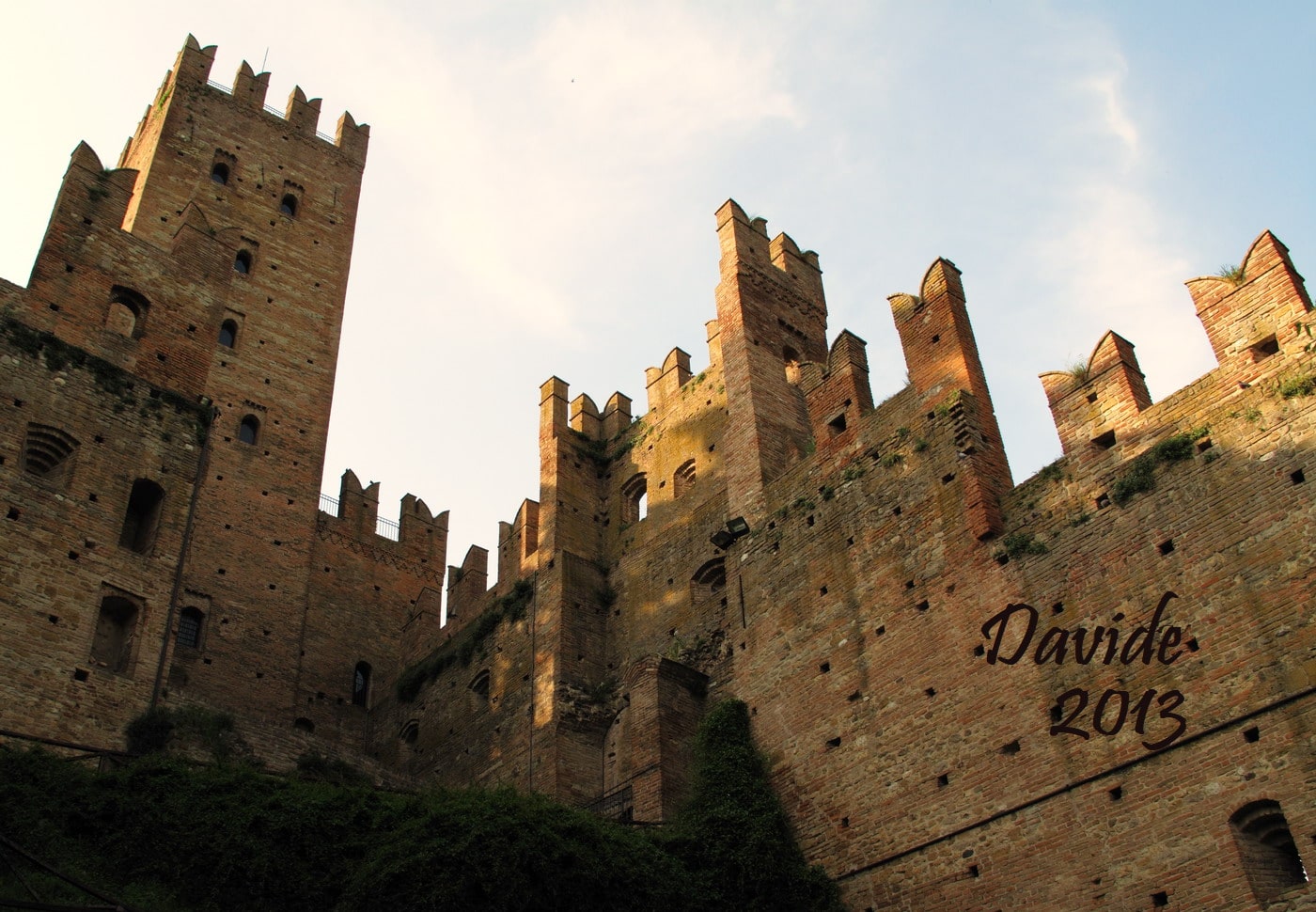Castell’Arquato (Piacenza, Emilia-Romagna – Val d’Arda, Italia). Rocca Viscontea: ripresa dal cortile inferiore. Davide Tansini. Maggio 2013. Fotografia digitale