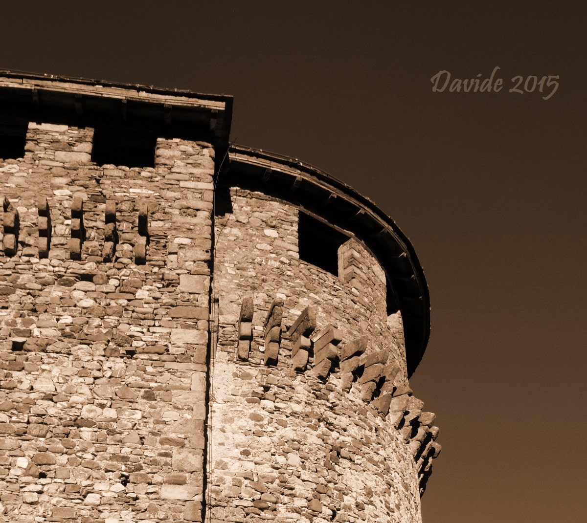 Compiano (Parma, Emilia-Romagna – Valtaro, Italia). Castello: torre Est (particolare). Davide Tansini. 2015. Fotografia digitale