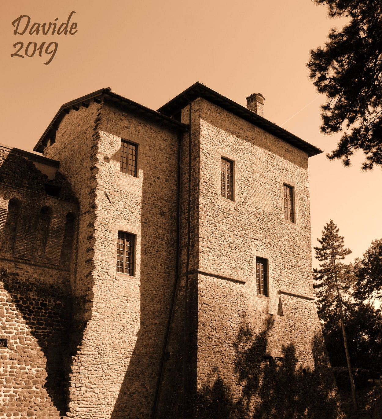 Felino (Parma, Emilia-Romagna – Val Parma, Italia). Castello: torre Ovest. Davide Tansini. 2019. Fotografia digitale