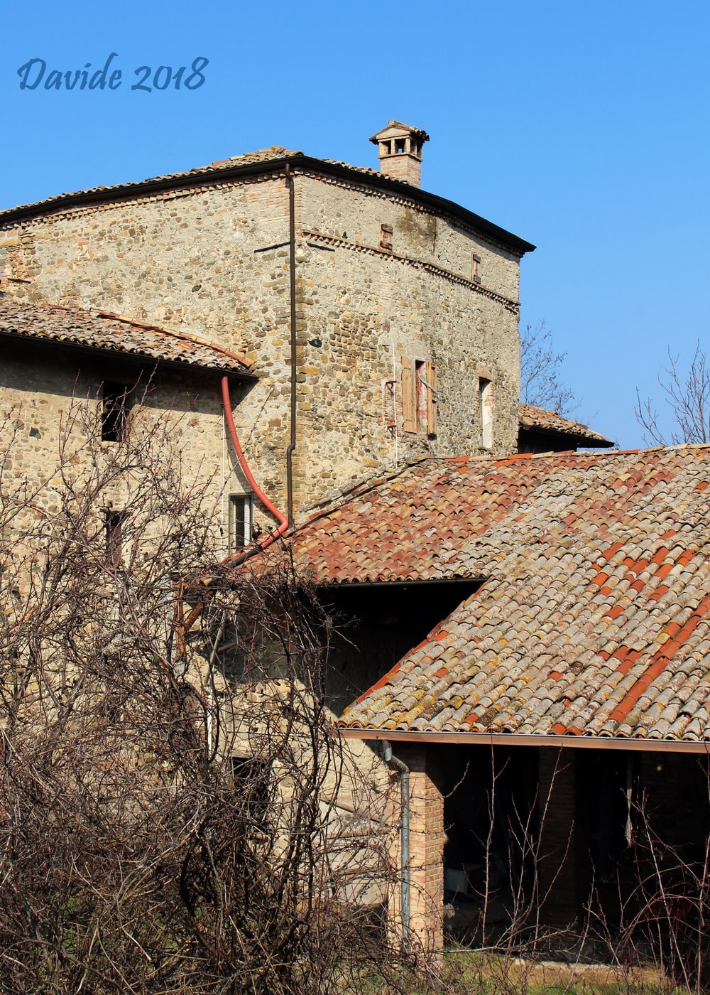 Fornovo di Taro (Parma, Emilia-Romagna – Valtaro, Italia). Villa Carona: torre Est. Davide Tansini. 2018. Fotografia digitale