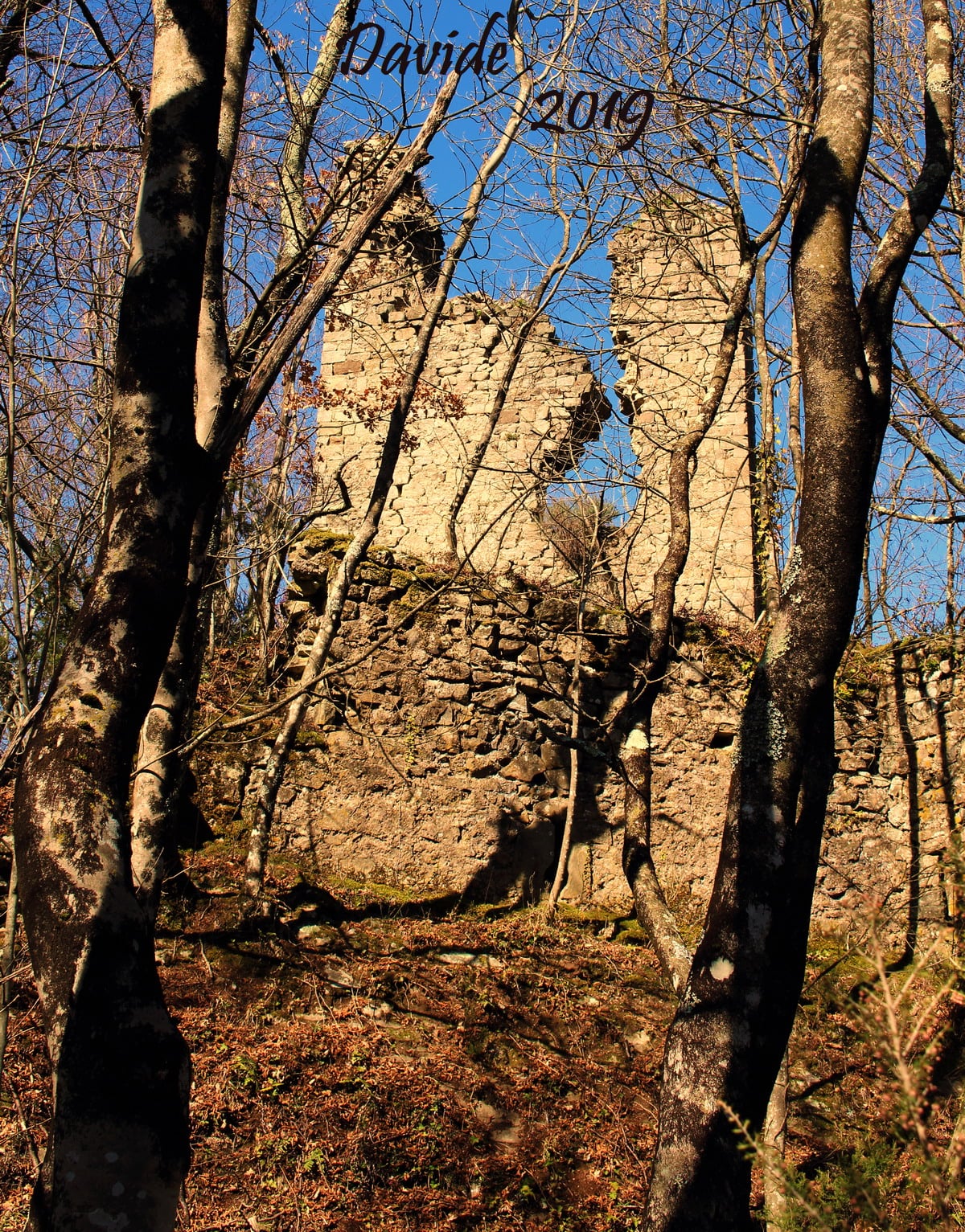 Giovagallo (Tresana – Massa-Carrara, Toscana – Lunigiana, Italia). Castello Malaspina: fronte Sud del Mastio. Davide Tansini. 2019. Fotografia digitale