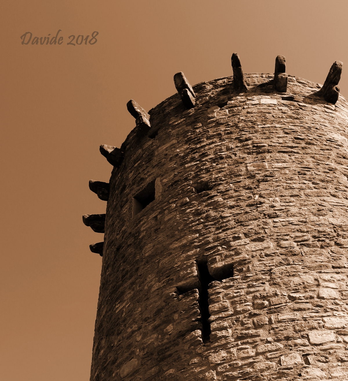 Grondona (Alessandria, Piemonte – Valle Spinti, Italia). Castello Fieschi Doria: torre. Davide Tansini. 2018. Fotografia digitale