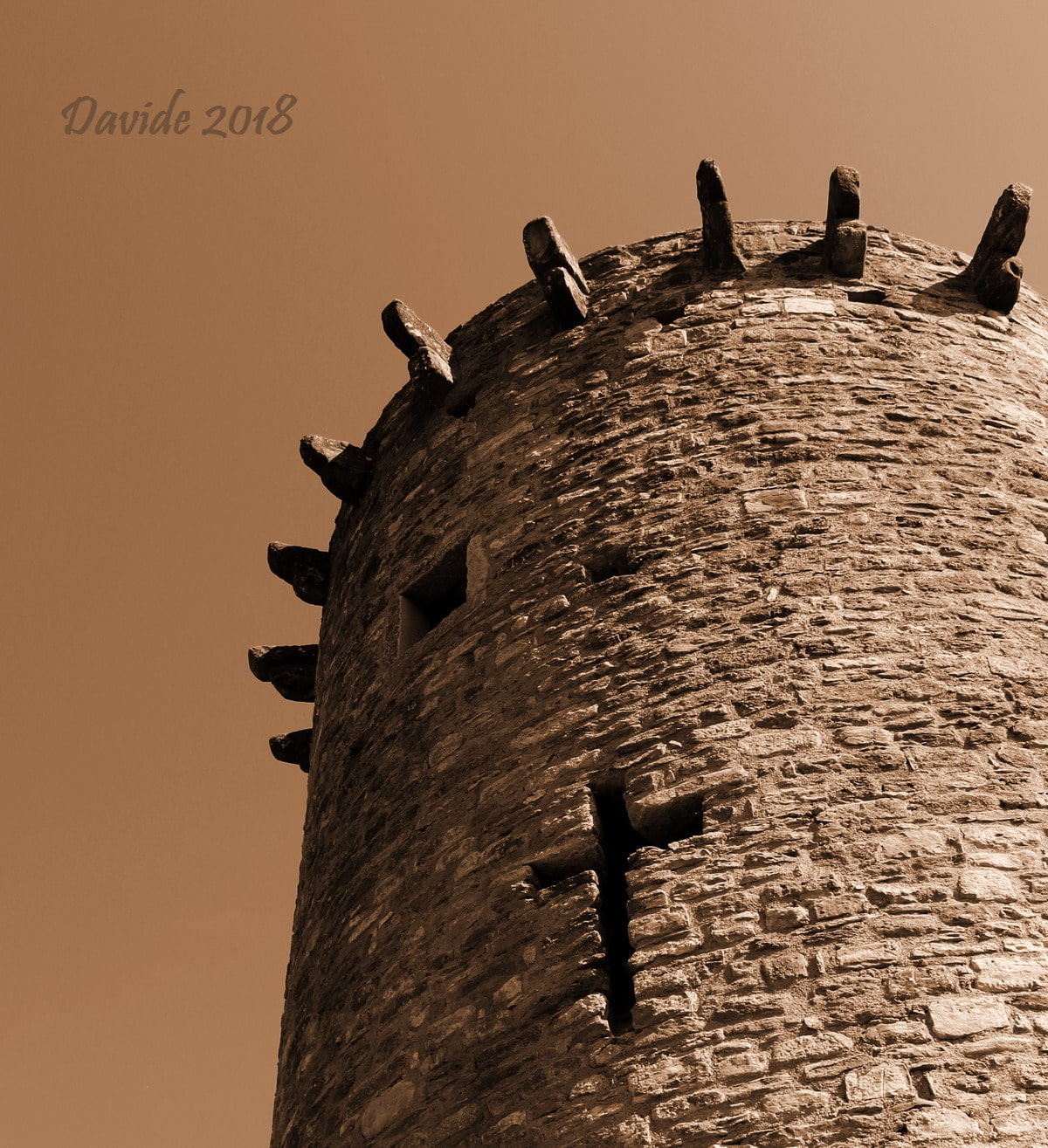 Grondona (Alessandria, Piemonte – Valle Spinti, Italia). Castello Fieschi Doria: torre. Davide Tansini. Aprile 2018. Fotografia digitale