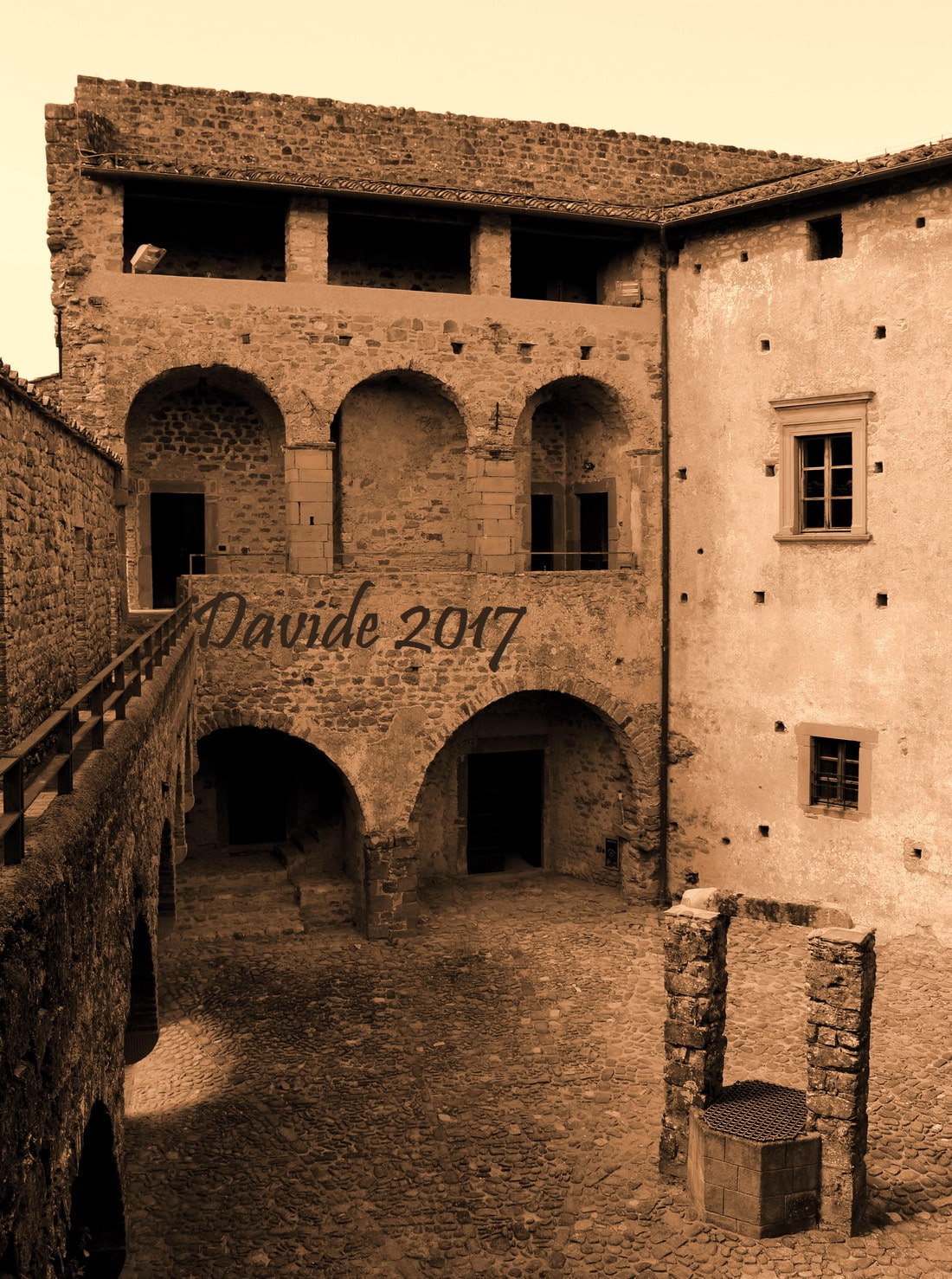Lusuolo (Mulazzo – Massa e Carrara, Toscana – Lunigiana, Italia). Castello Malaspina: lato Nord del cortile. Davide Tansini. 2017. Fotografia digitale