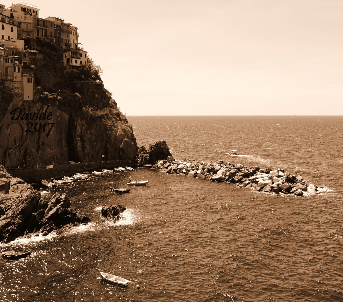 Manarola (Riomaggiore – La Spezia, Liguria – Cinque Terre, Italia). Baia e borgo. Davide Tansini. 2017. Fotografia digitale