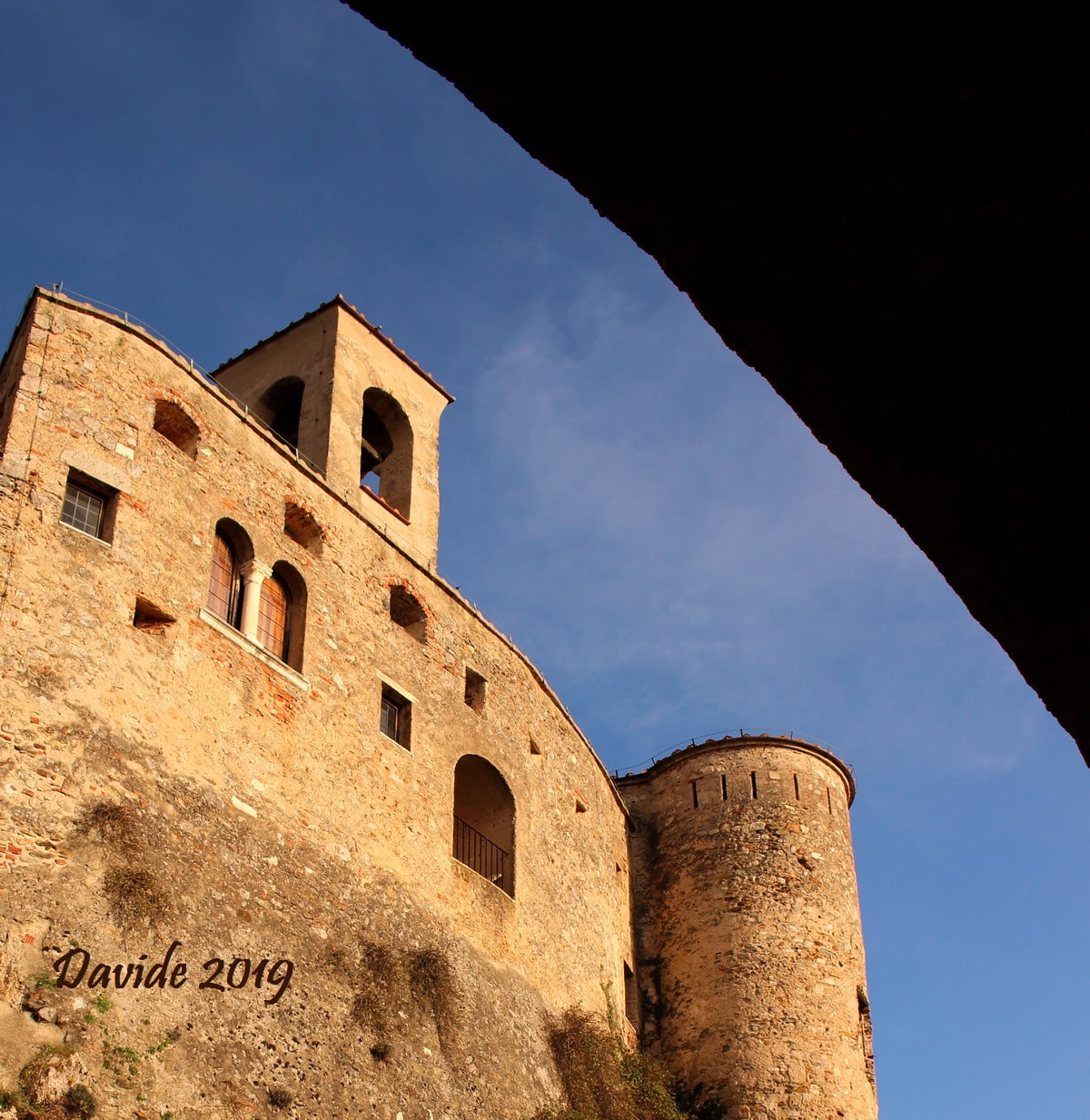 Massa (Massa-Carrara, Toscana – Lunigiana, Italia). Castello Malaspina: mastio. Davide Tansini. 2019. Fotografia digitale