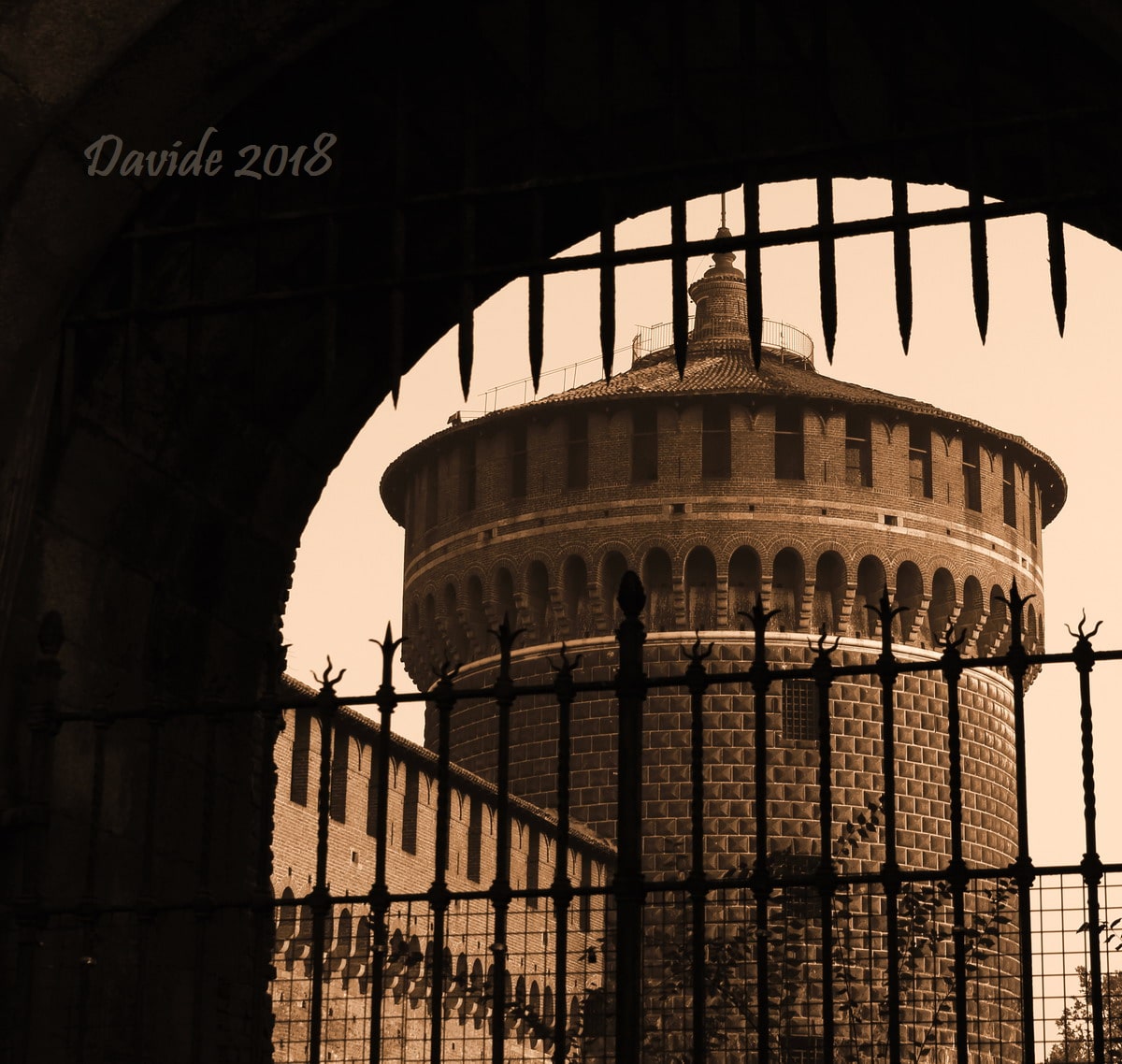Milano (Lombardia – Italia). Castello Sforzesco: Torrione di Santo Spirito ripreso dal Rivellino di Santo Spirito. Davide Tansini. 2018. Fotografia digitale