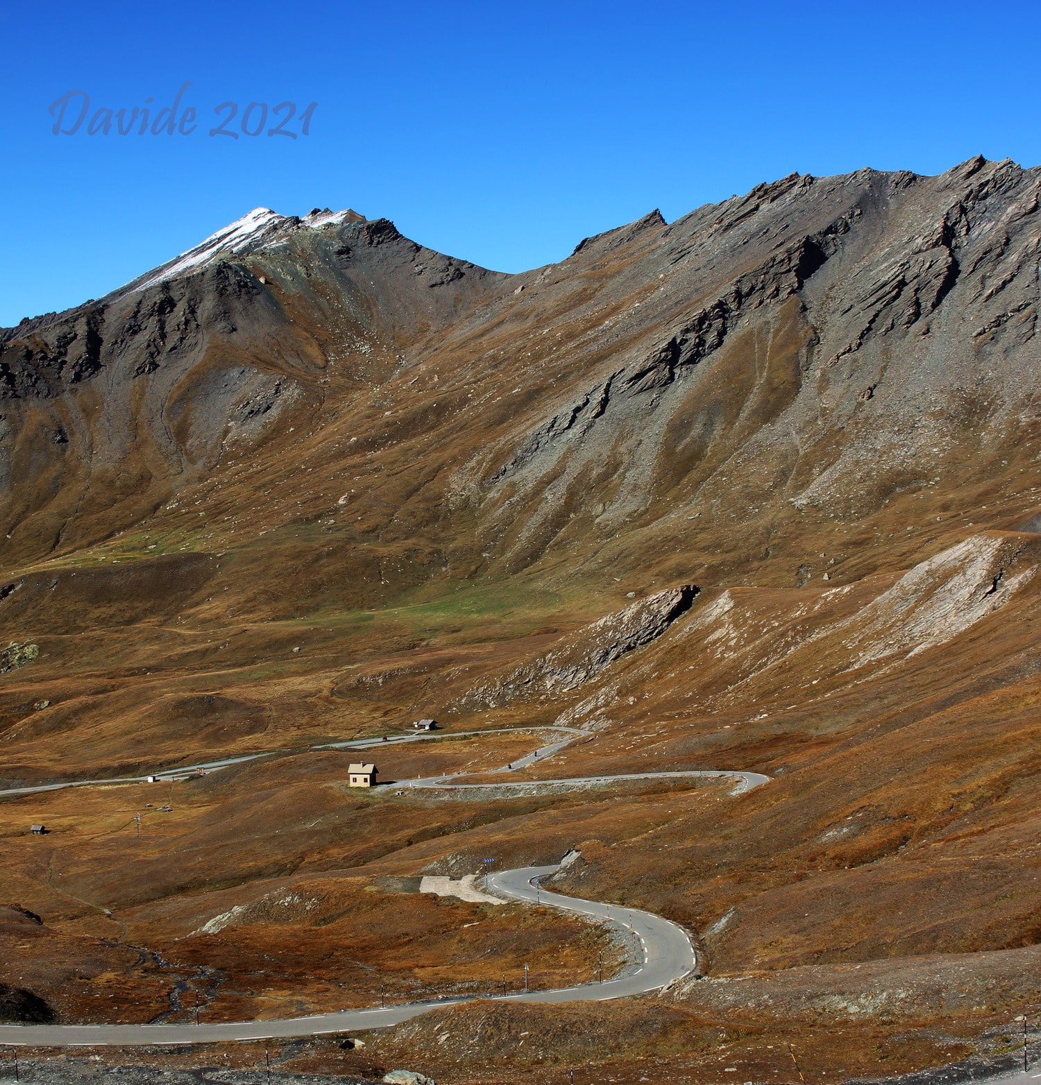 Molines-en-Queyras (Alte Alpi, Provenza-Alpi-Costa Azzurra – Queyras, Francia). Strada verso il Colle dell’Agnello, lungo il Vallone dell’Aiugue Agnelle. Davide Tansini. 2021. Fotografia digitale