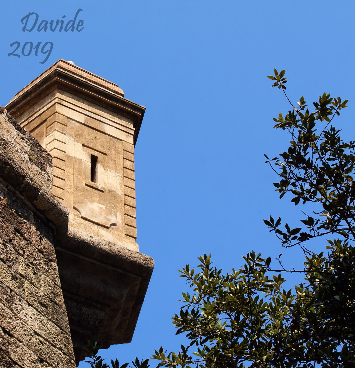 Monaco (Principato di Monaco). Porte de la Rampe Major: garitta. Davide Tansini. 2019. Fotografia digitale