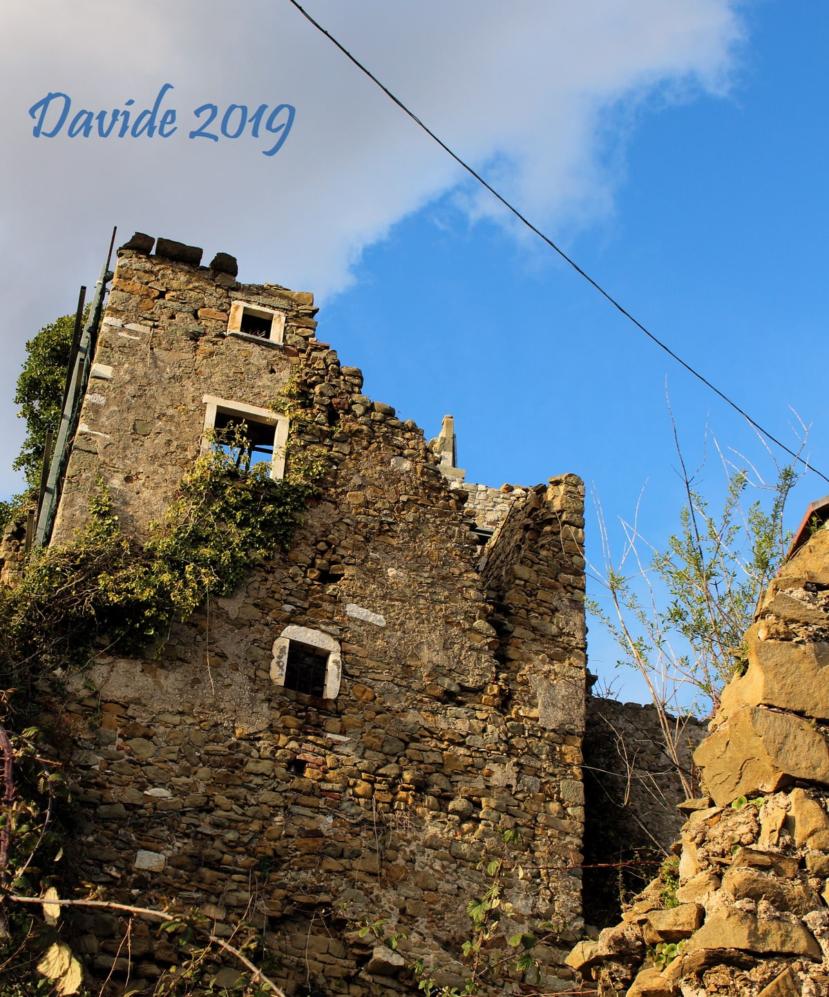 Moneta (Carrara – Massa e Carrara, Toscana – Lunigiana, Italia). Castello di Moneta: corpi Sud-Est. Davide Tansini. 2019. Fotografia digitale