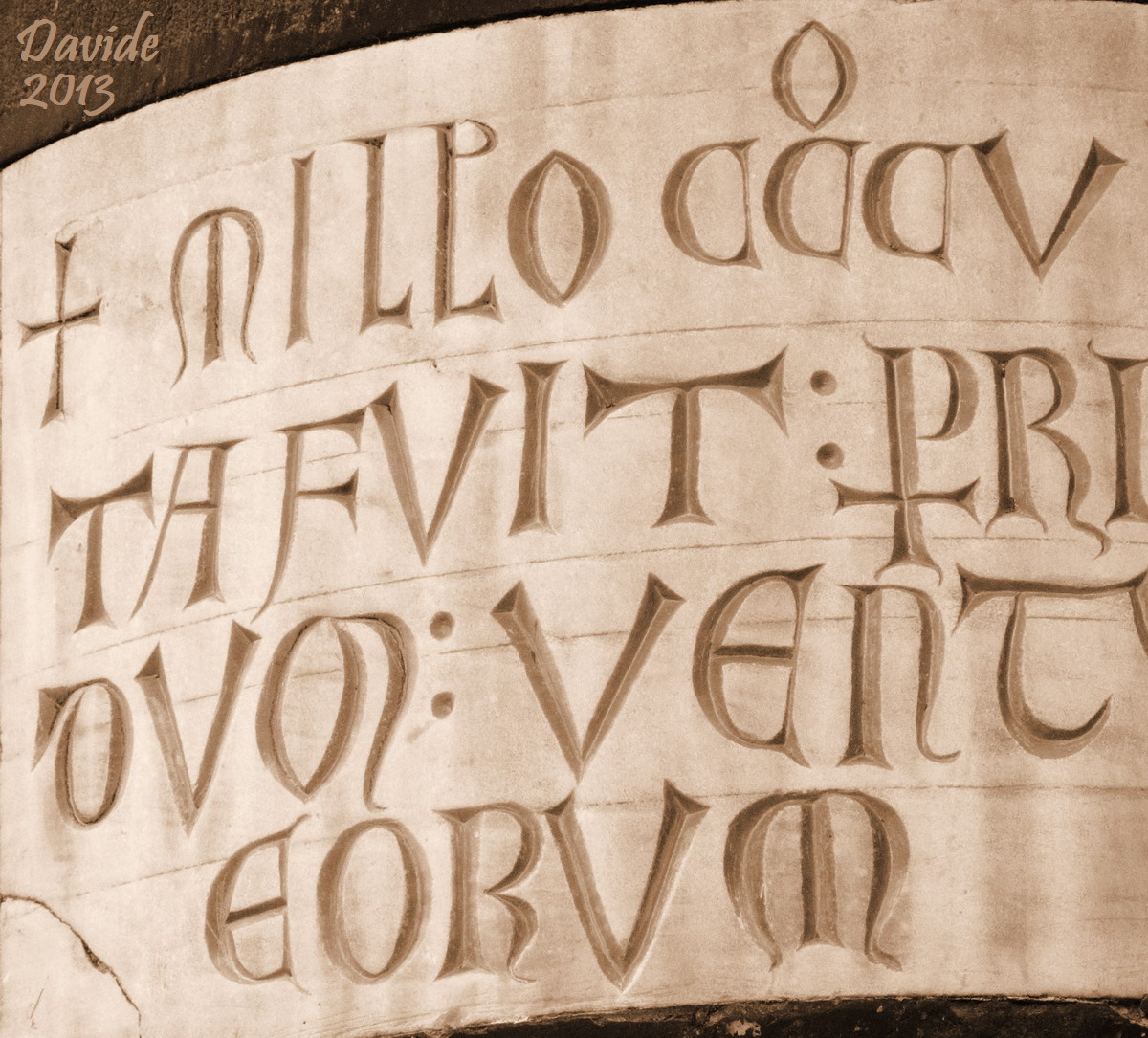 Monterosso al Mare (La Spezia, Liguria – Cinque Terre, Italia). Chiesa di San Giovanni Battista: iscrizione celebrativa (1307). Davide Tansini. 2013. Fotografia digitale