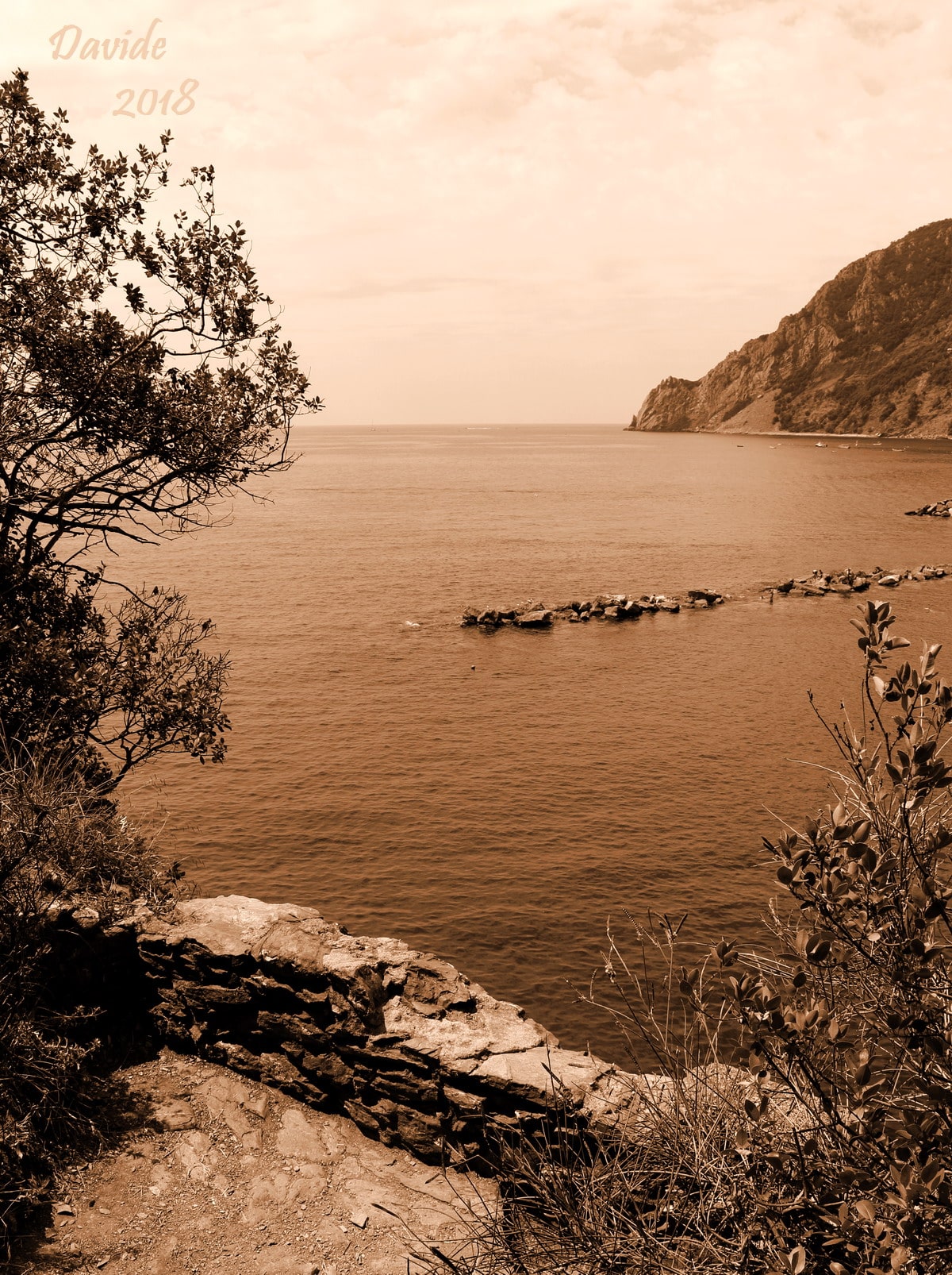 Monterosso al Mare (La Spezia, Liguria – Cinque Terre, Italia). Baia di Monterosso e Punta Mesco. Davide Tansini. 2018. Fotografia digitale