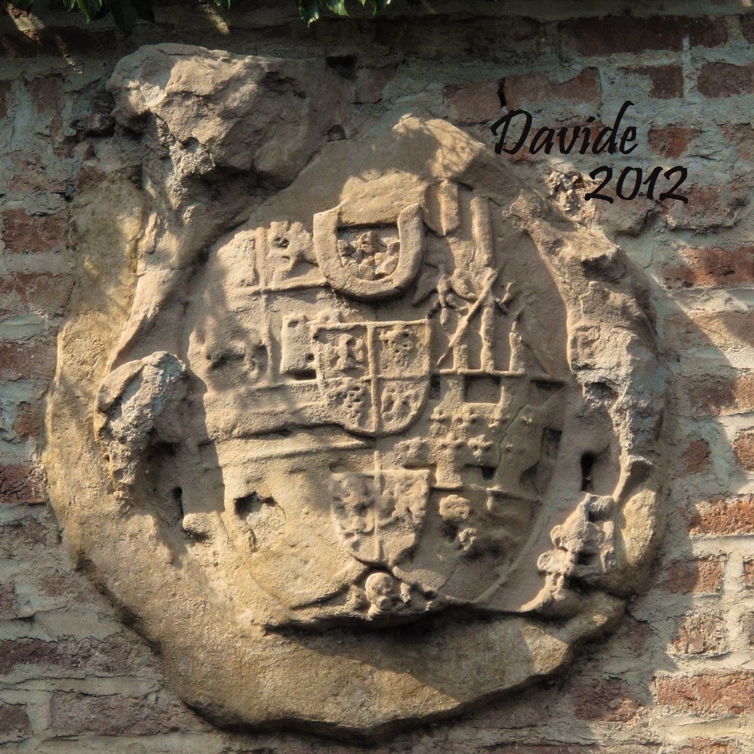 Monza (Monza e Brianza, Lombardia – Italia). Torre Viscontea (resti del Castello di Monza): stemma di Carlo II d’Asburgo (ultimo quarantennio del XVII secolo). Davide Tansini. 2012. Fotografia digitale
