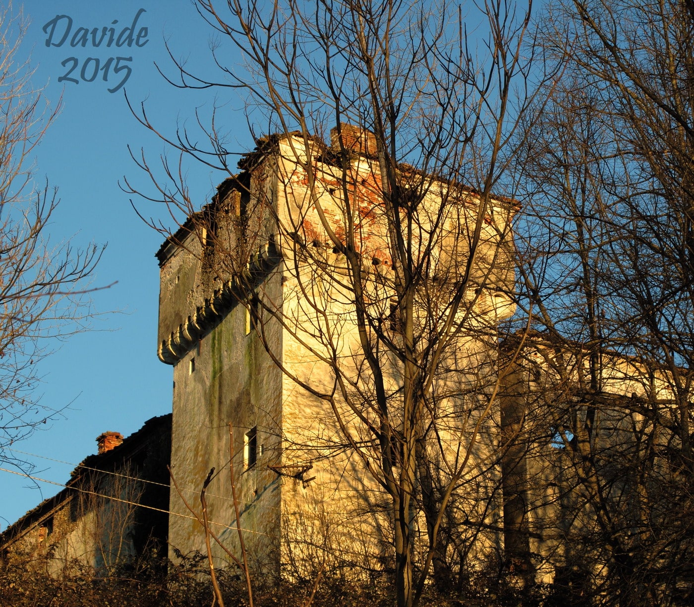 Ovada (Alessandria, Piemonte – Val d’Orba, Italia). Castel Lercaro: angolo Ovest della torre. Davide Tansini. 2015. Fotografia digitale