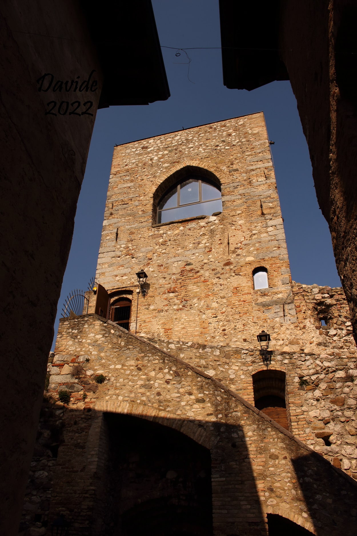 Padenghe sul Garda (Brescia, Lombardia – Valtenesi, Italia). Castello: fronte Sud-Ovest della torre d’ingresso. Davide Tansini. 2022. Fotografia digitale