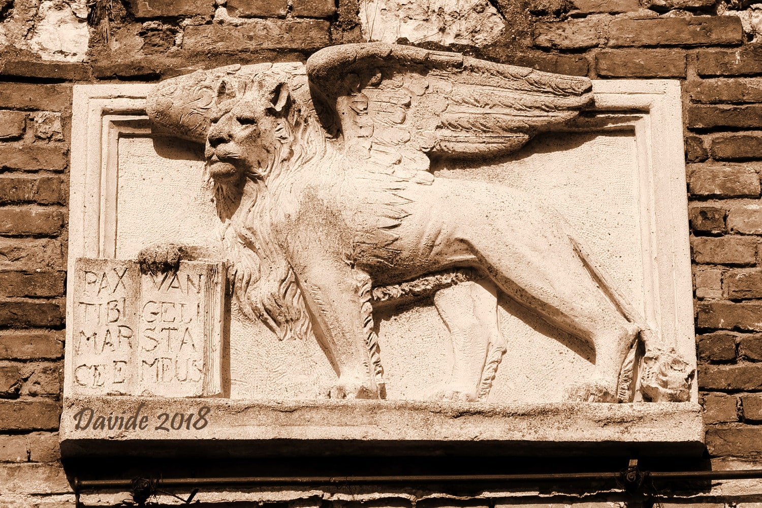 Palazzolo sull’Oglio (Brescia, Lombardia – Italia). Rocca Magna: Leone di San Marco sopra l’ingresso principale. Davide Tansini. 2018. Fotografia digitale