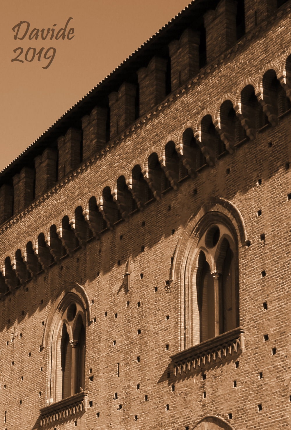 Pavia (Lombardia – Italia). Castello Visconteo: finestre e merlata del fronte Nord-Ovest. Davide Tansini. 2019. Fotografia digitale