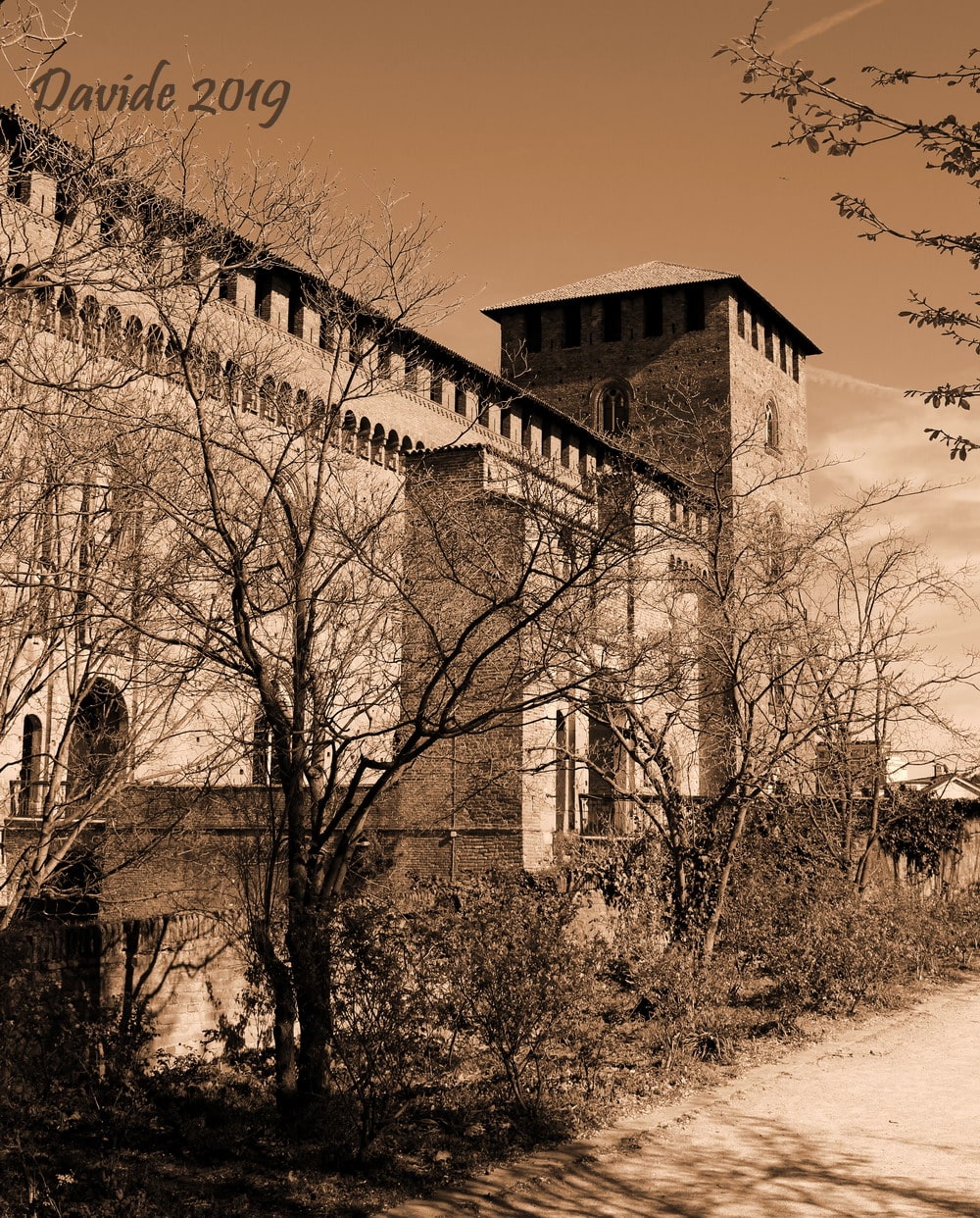 Pavia (Lombardia – Italia). Castello Visconteo: ingresso principale e fronte Sud-Ovest. Davide Tansini. 2019. Fotografia digitale