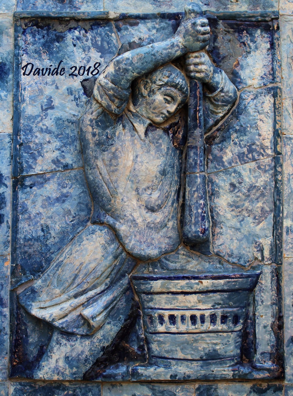 “Pestatore”, XX secolo, maiolica. Sarzana (La Spezia, Liguria – Lunigiana, Italia), Farmacia dell’Ospedale. Davide Tansini. 2018. Fotografia digitale