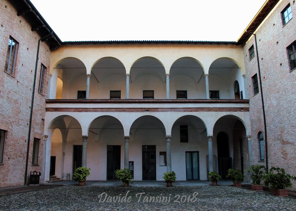 Piacenza (Emilia-Romagna – Italia). Cittadella Viscontea (Palazzo Farnese): loggiato del cortile. Davide Tansini. 2018. Fotografia digitale
