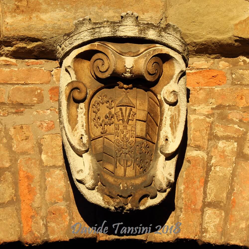 Piacenza (Emilia-Romagna – Italia). Cittadella Viscontea (Palazzo Farnese): stemma farnesiano sopra l’ingresso Sud-Ovest. Davide Tansini. 2018. Fotografia digitale