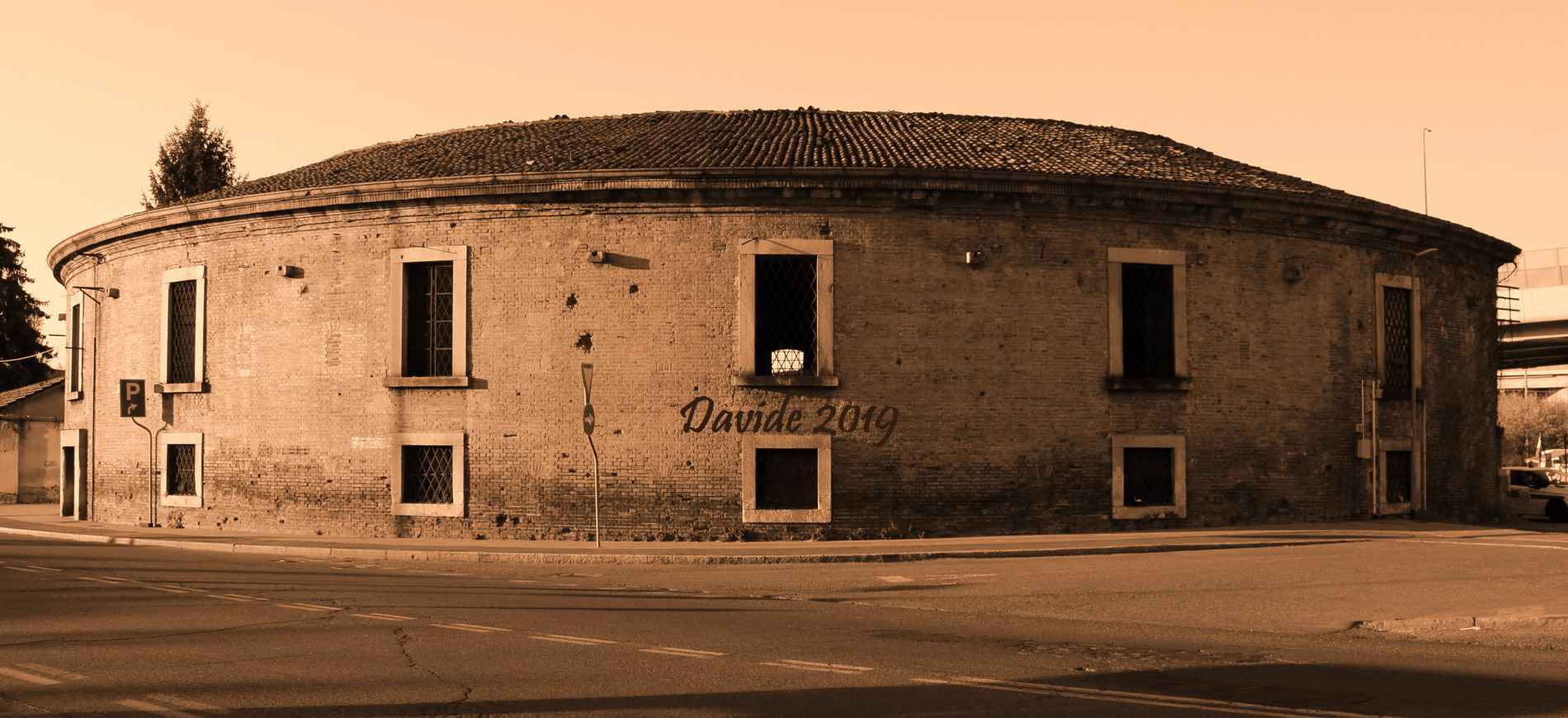 Piacenza (Emilia-Romagna – Italia). Torrione di Porta Fodesta: fronte Sud. Davide Tansini. 2019. Fotografia digitale
