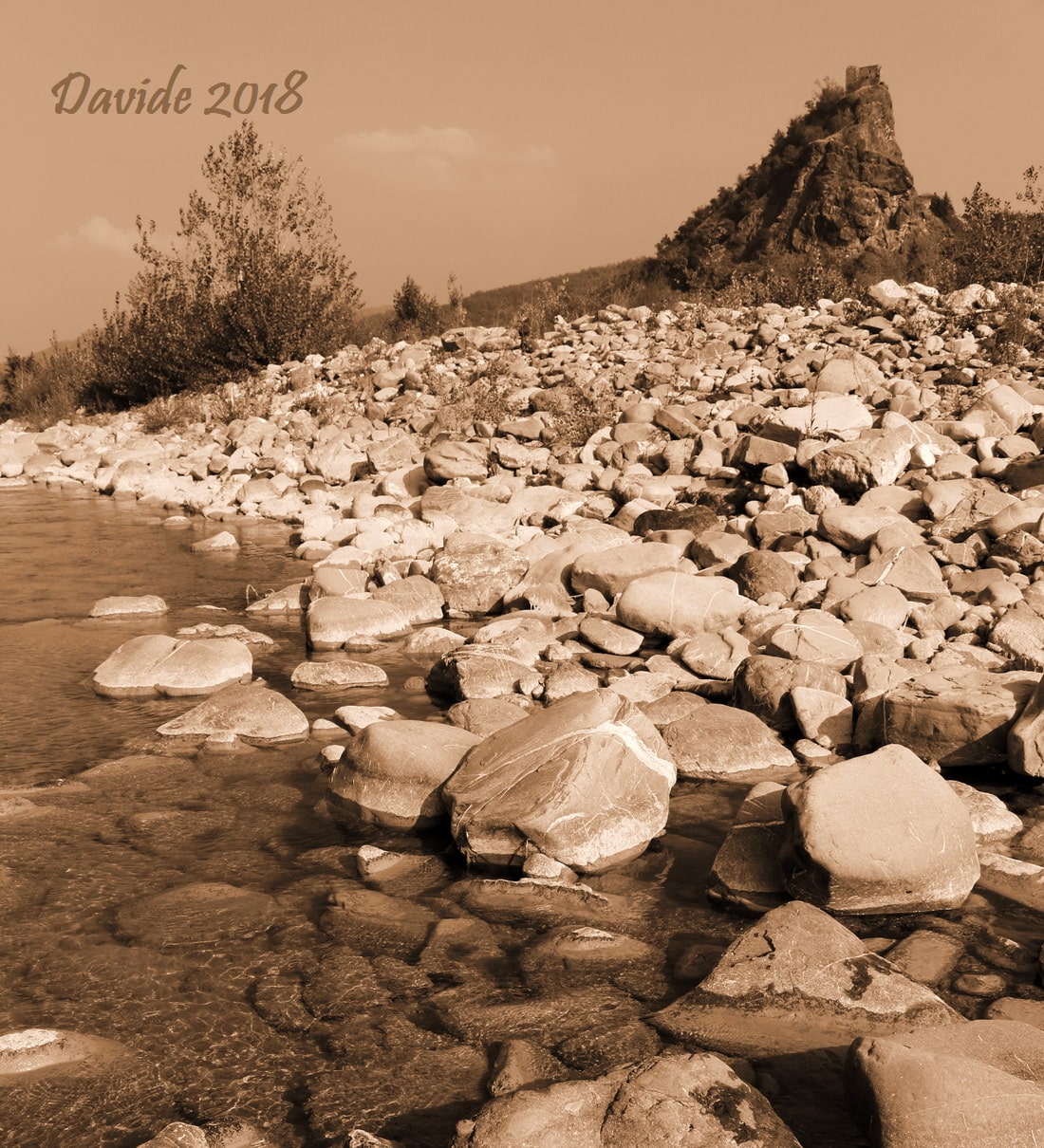 Pietramogolana (Berceto – Parma, Emilia-Romagna – Valtaro, Italia). Fiume Taro e ruderi del Castello. Davide Tansini. 2018. Fotografia digitale