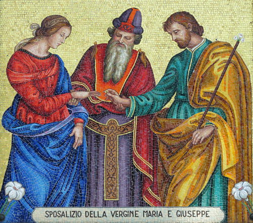 Pizzighettone (Cremona, Lombardia). Chiesa di San Pietro (Santuario di Nostra Signora del Sacro Cuore). Sposalizio della Vergine Maria e Giuseppe (particolare). Mosaico. Anni Sessanta del XX secolo. Davide Tansini. Fotografia digitale. 2017