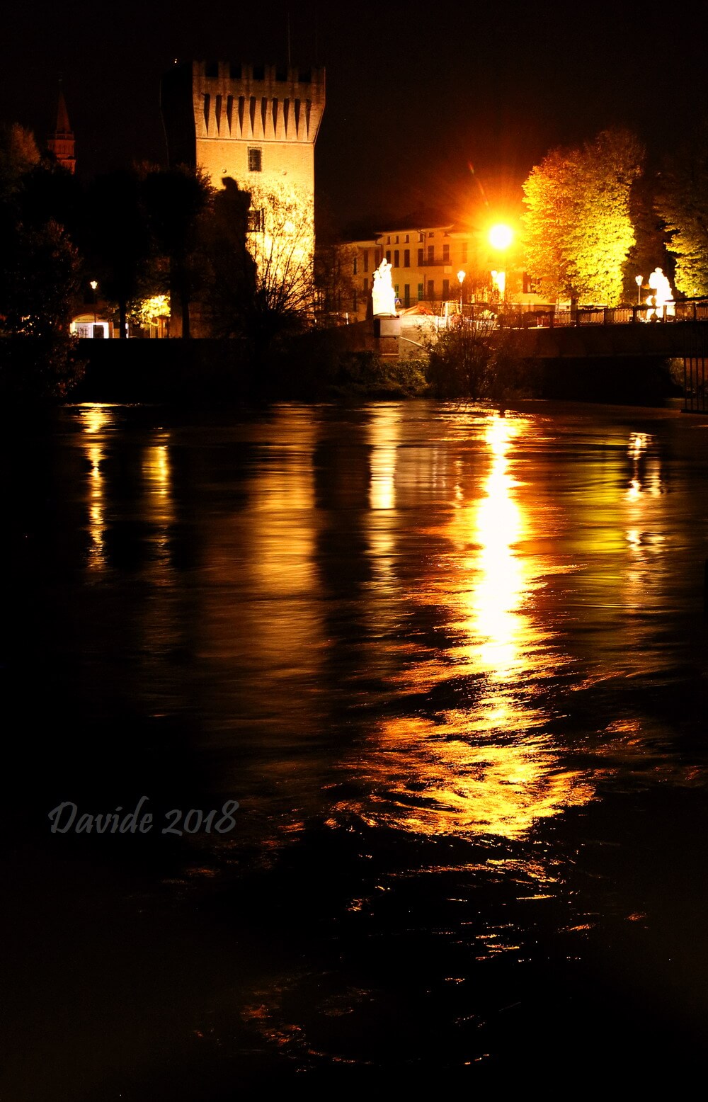 Pizzighettone (Cremona, Lombardia – Italia). Torre del Guado e fiume Adda in notturna. Davide Tansini. 2018. Fotografia digitale