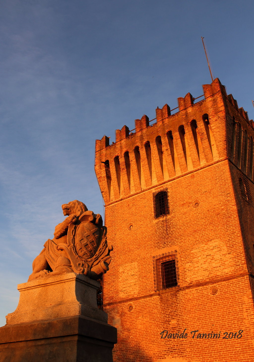 Pizzighettone (Cremona, Lombardia – Italia). Torre del Guado e leone. Davide Tansini. 2018. Fotografia digitale