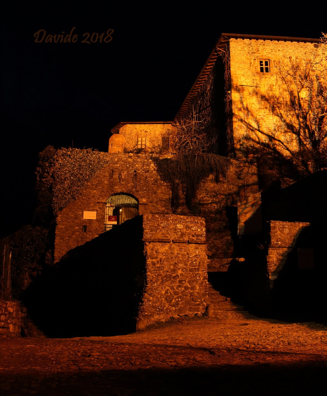 Pontremoli (Massa-Carrara, Toscana – Lunigiana, Italia). Ingresso del Castello del Piagnaro in notturna. Davide Tansini. 2018. Fotografia digitale