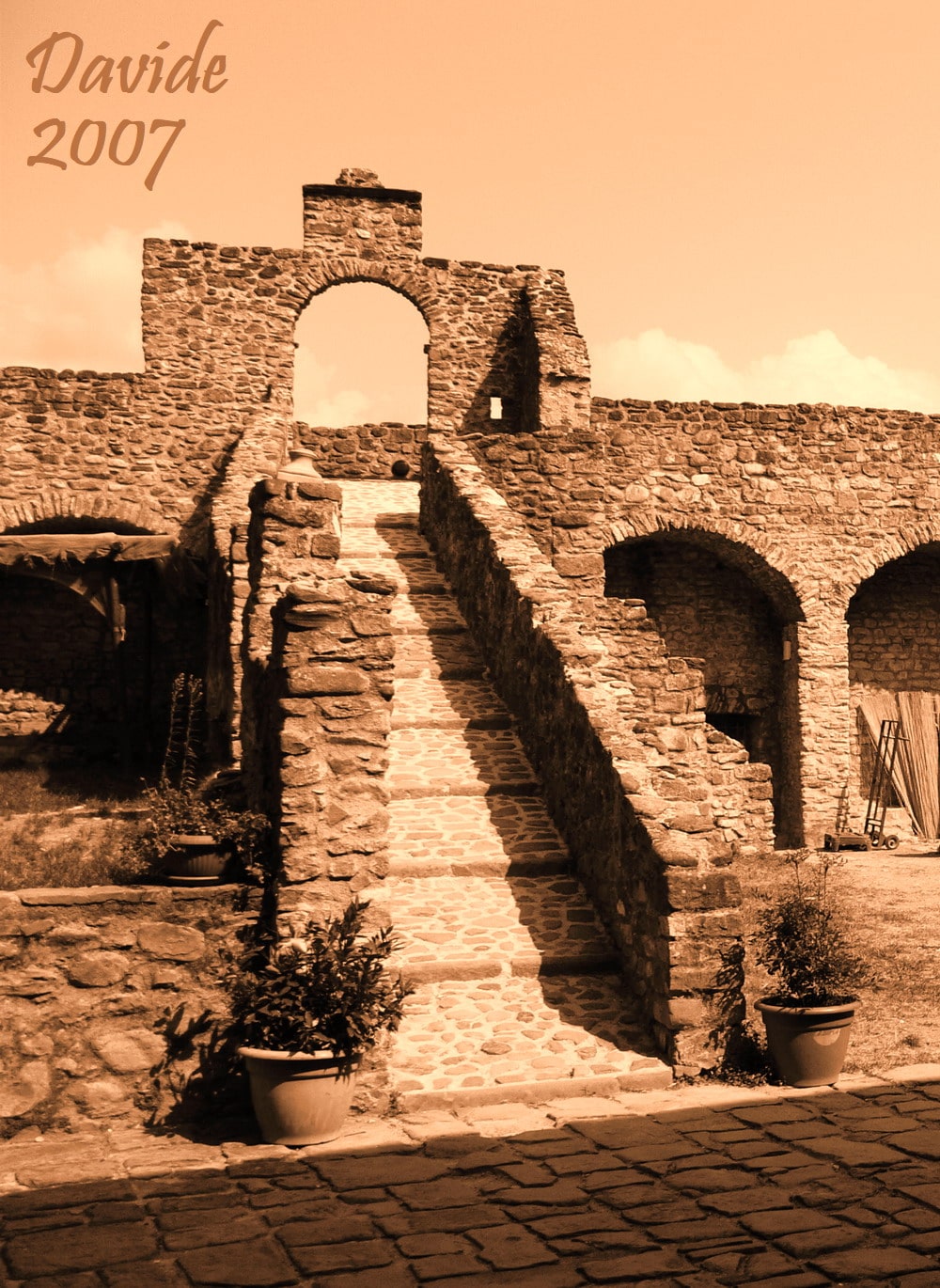 Pontremoli (Massa-Carrara, Toscana – Lunigiana, Italia). Castello del Piagnaro: rampa del cortile Sud. Davide Tansini. Agosto 2007. Fotografia digitale