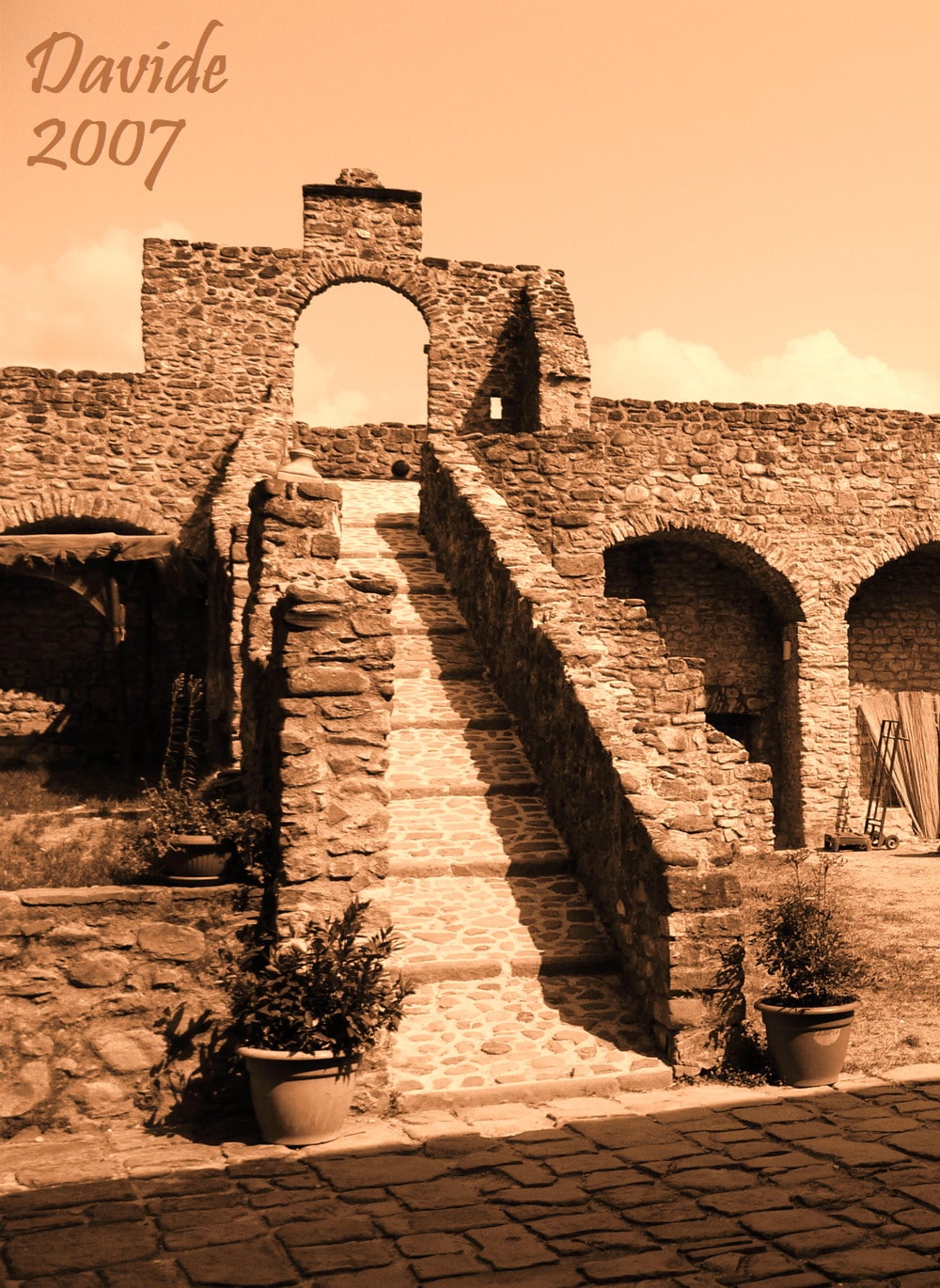 Pontremoli (Massa e Carrara, Toscana – Lunigiana, Italia). Castello del Piagnaro: rampa del cortile Sud. Davide Tansini. 2007. Fotografia digitale