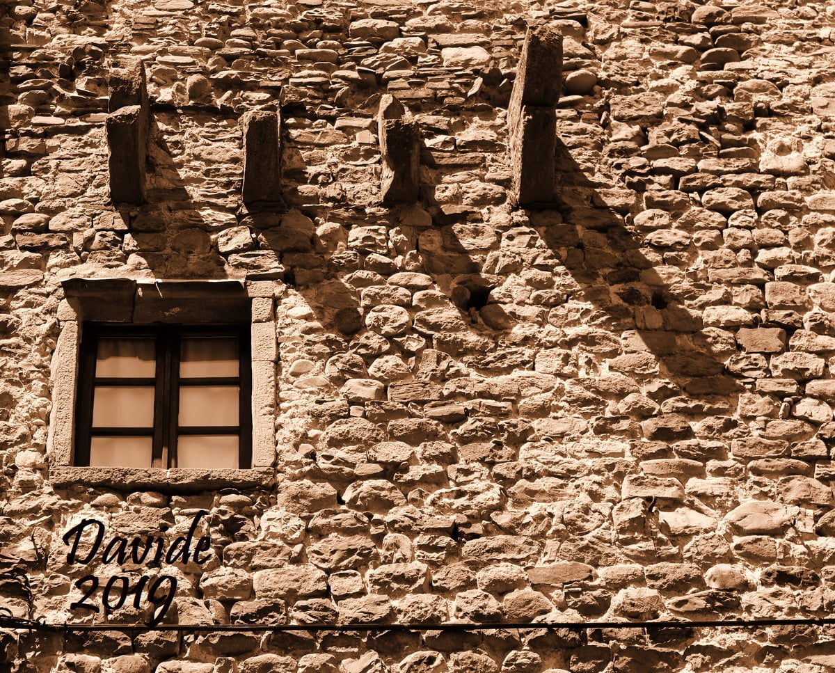 Pontremoli (Massa e Carrara, Toscana – Lunigiana, Italia). Castelnuovo (Torre di Busticca): particolare del lato Est. Davide Tansini. 2019. Fotografia digitale