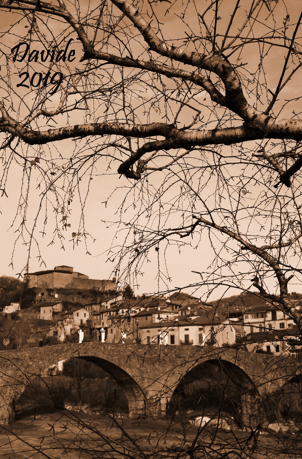 Pontremoli (Massa e Carrara, Toscana – Lunigiana, Italia). Ponte della Crësa, borgo e Castello del Piagnaro. Davide Tansini. 2019. Fotografia digitale