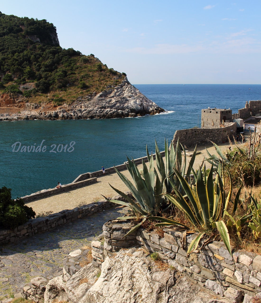 Porto Venere (La Spezia, Liguria – Golfo dei Poeti, Italia). Spianata di San Pietro e Isola Palmaria. Davide Tansini. 2018. Fotografia digitale