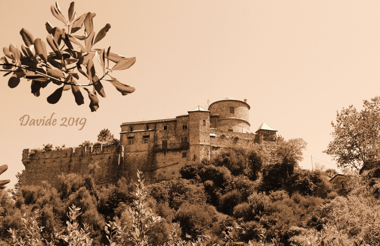 Portofino (Genova, Liguria – Tigullio, Riviera di Levante, Italia). Castello Brown: fronte Sud-Ovest. Davide Tansini. 2019. Fotografia digitale