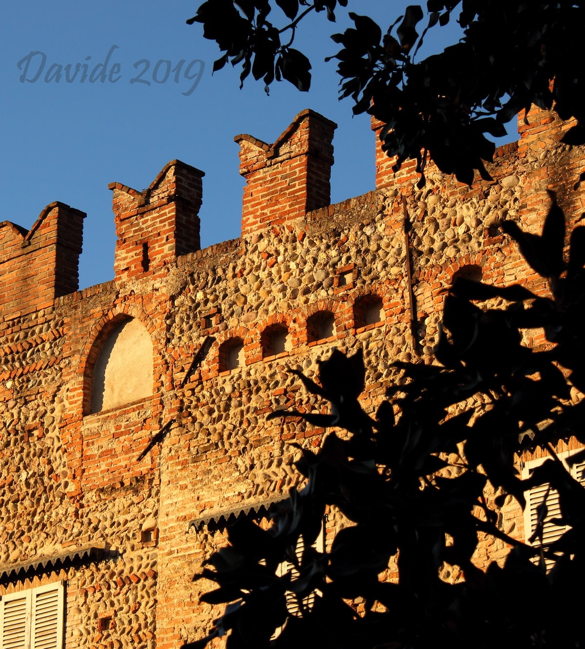 Pumenengo (Bergamo, Lombardia – Calciana, Italia). Castello Barbò: fronte Sud (particolare). Davide Tansini. 2019. Fotografia digitale